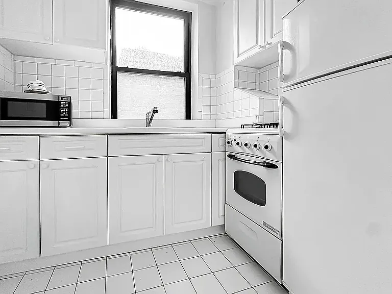 344 E 55th St #5B — Photo 3