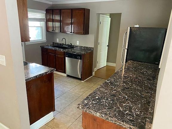 2nd image of 2542 Gordon Cir SE
