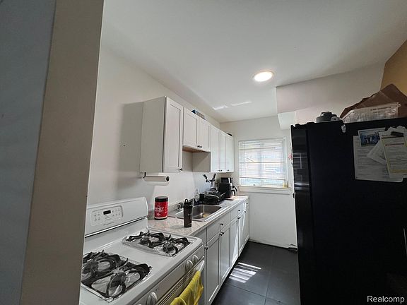 5th image of 195 S Marshall St