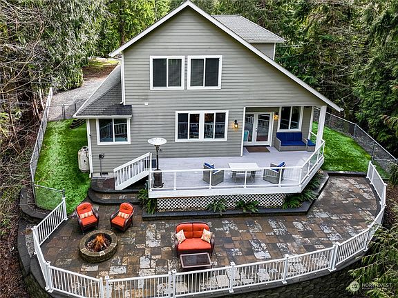 Entertaining extravaganza on these deck and patio spaces...and fully fenced!>