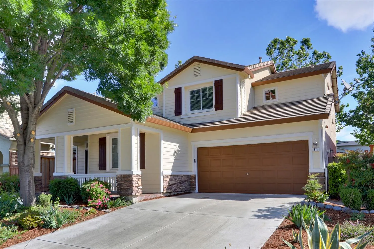 611 Laugenour Dr photo 1