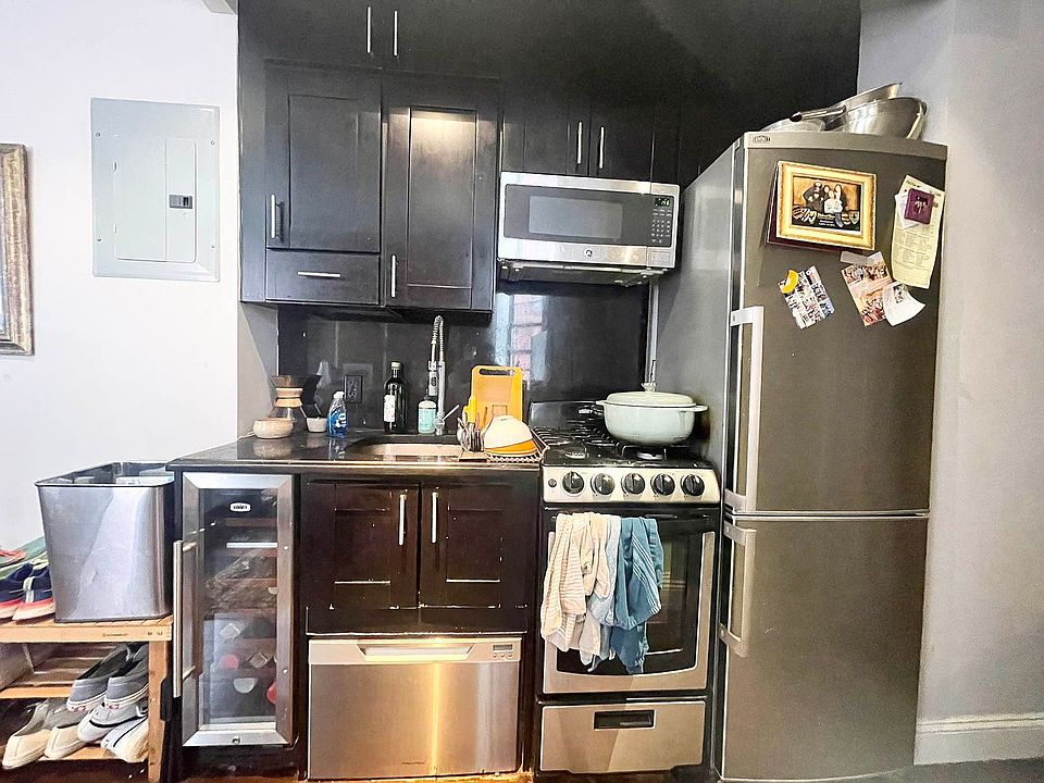 1st image of 325 E 5th St