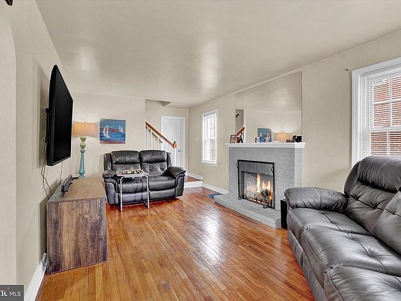 3rd image of 817 10th Ave