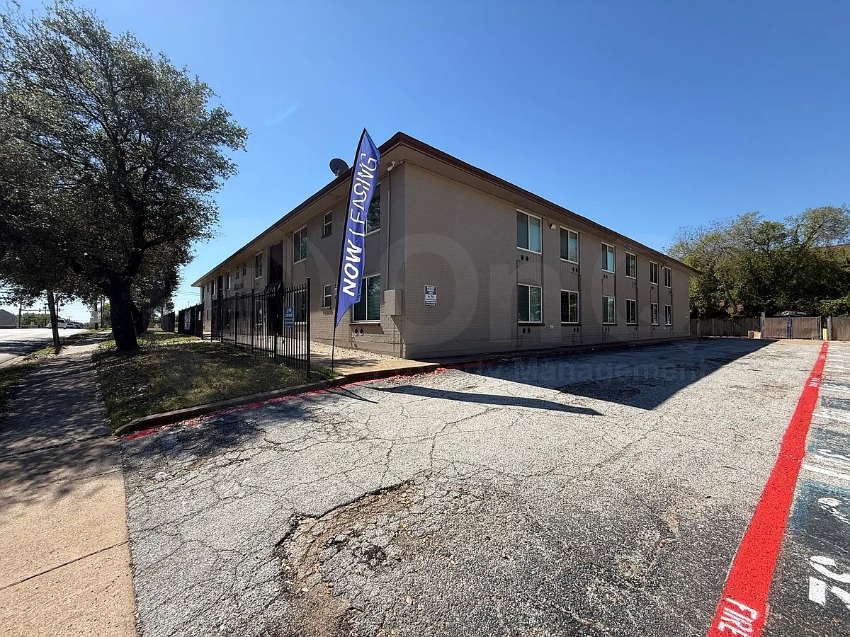 2 bed, 1.0 bath, 880 sqft, $1,170 — Photo 1