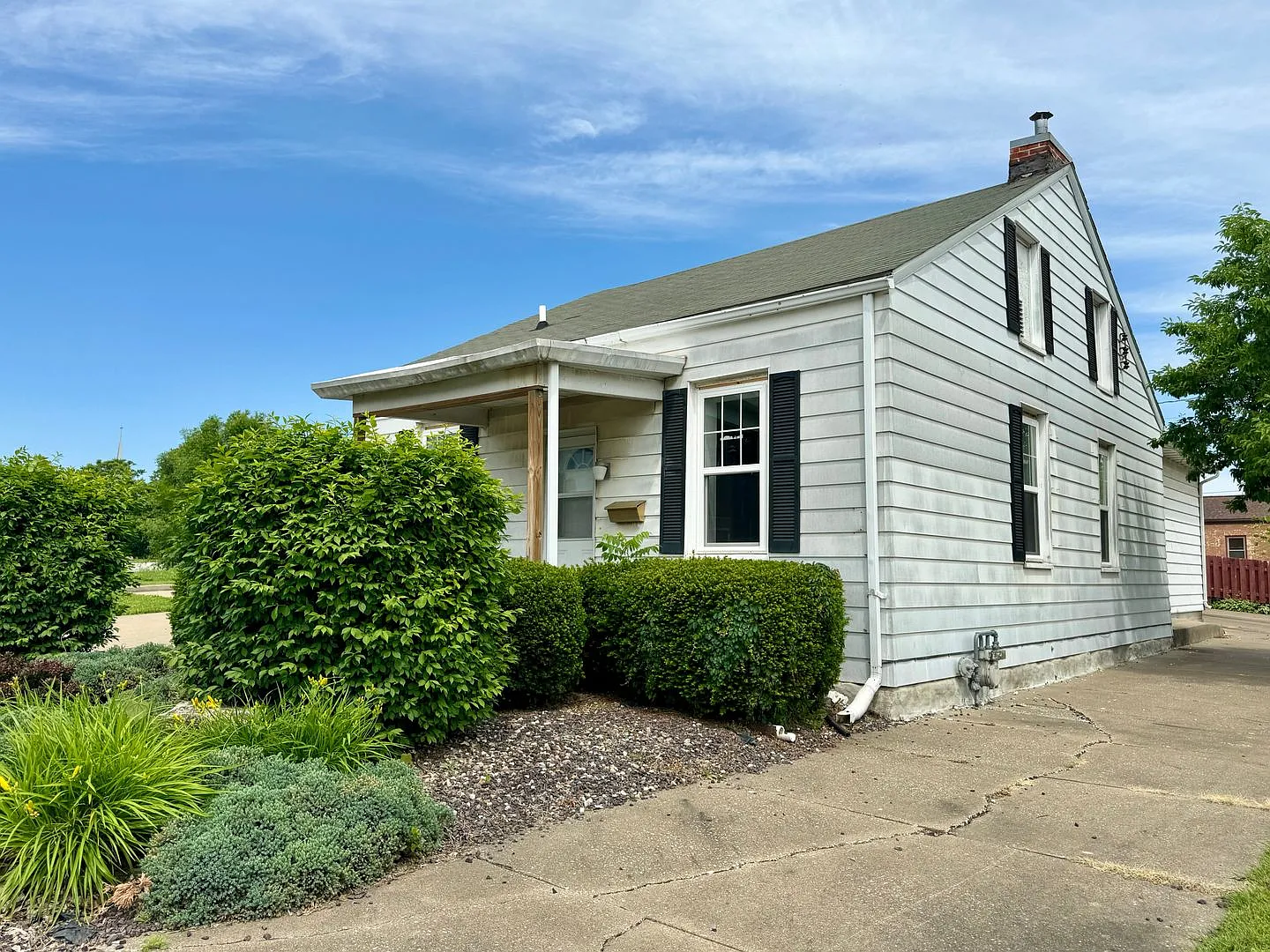 Recently remodeled 3-bedroom, 1.5 bath in the brewery district area — Photo 1