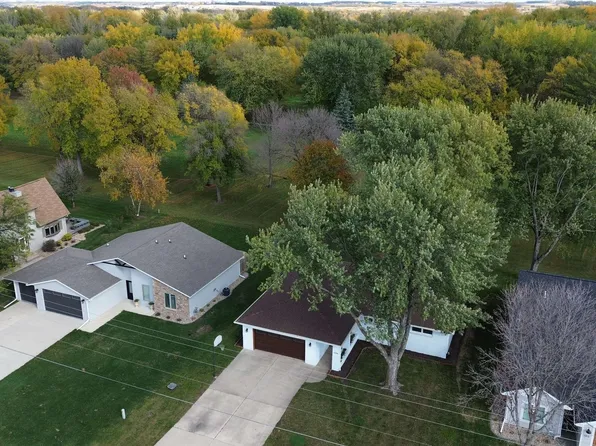 1006 S Emerald Hills Dr, Arnolds Park, IA 51331