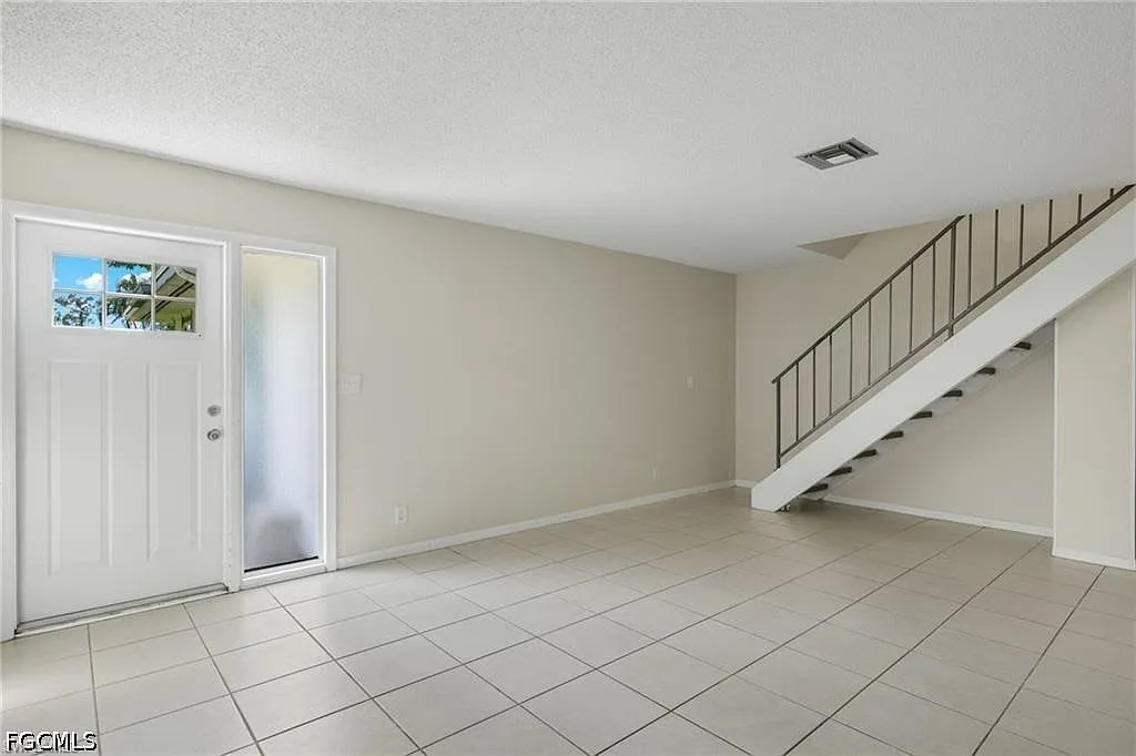 2 bed, 1.5 bath, 896 sqft, $1,375 — Photo 4