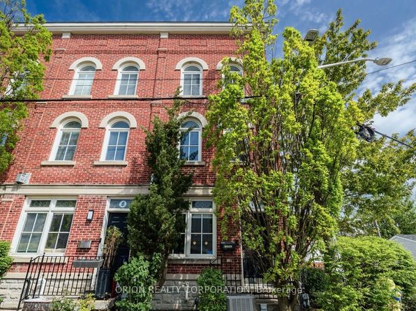 6 Saint Raymond Hts, Toronto, ON M6G 4C2