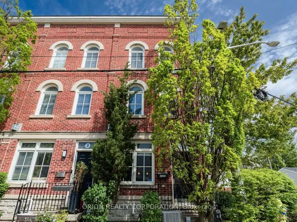 6 Saint Raymond Hts, Toronto, ON M6G 4C2