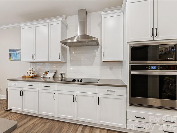 3rd image of 6033 Mariemont Cir