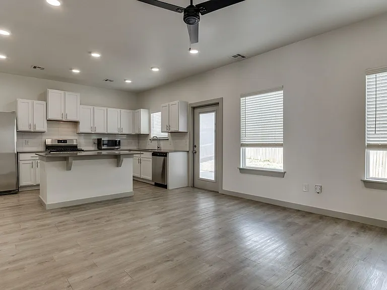7907 NW 135th Ter — Photo 16