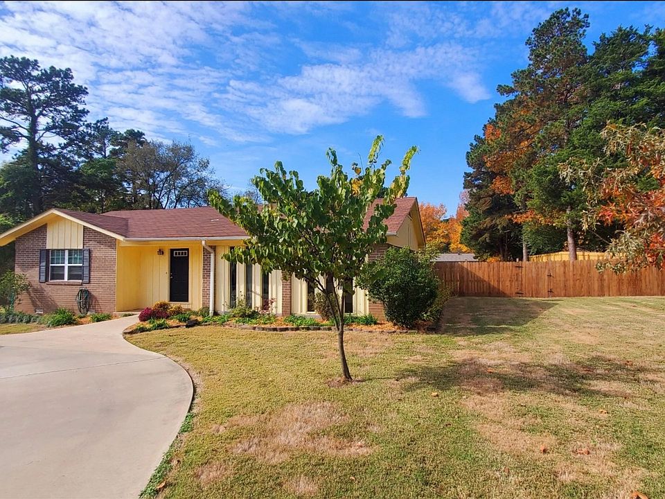 1st image of 910 Chaucer Cir