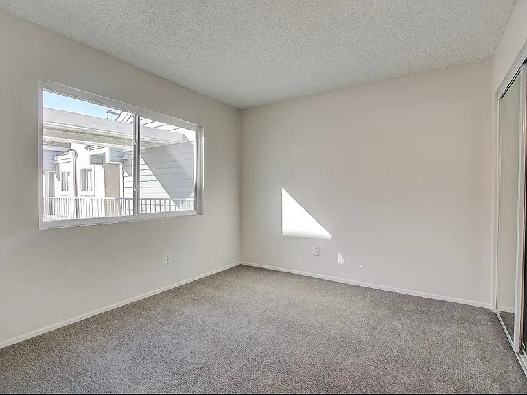 628 Daisy Ave #401 — Photo 7