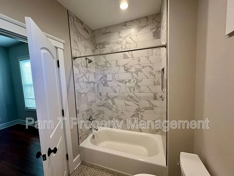 512 E 34th St — Photo 16