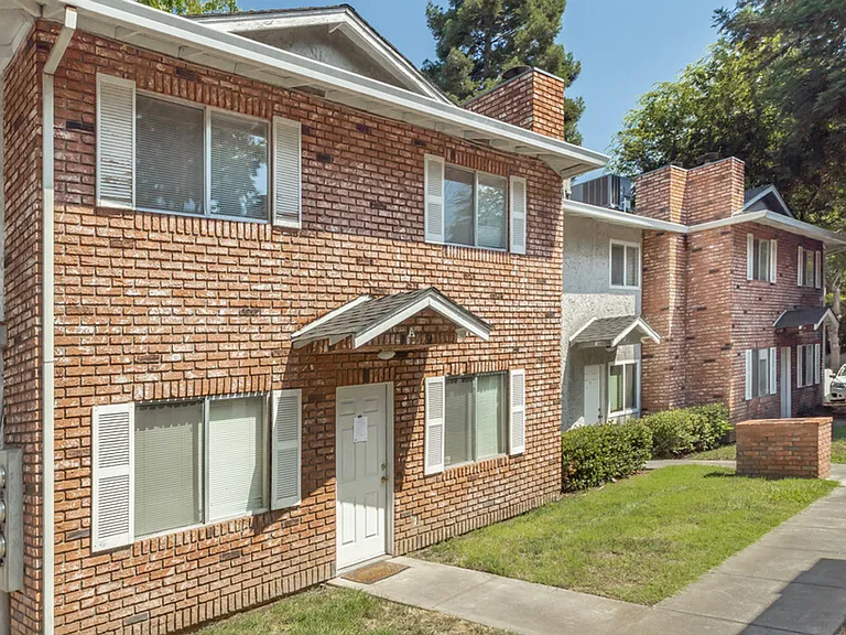 Regency Townhomes — Photo 3