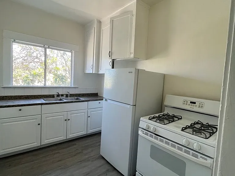 417-453 W Cowles St — Photo 9
