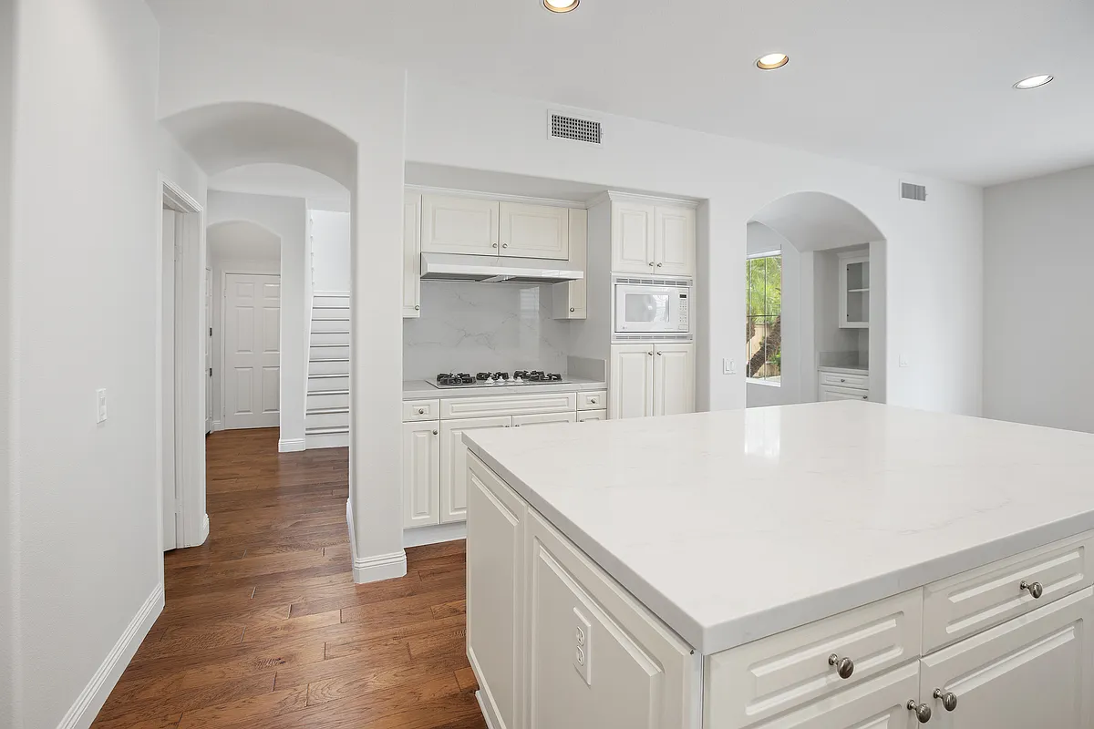 4 bed, 3.5 bath, 2085 sqft, $5,750 — Photo 4