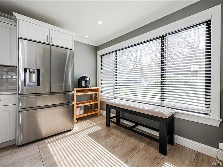 98 Lisa Dr — Photo 10