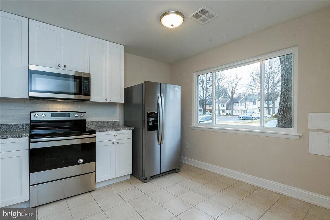 3 bed, 2.5 bath, 1240 sqft, $2,300 — Photo 4