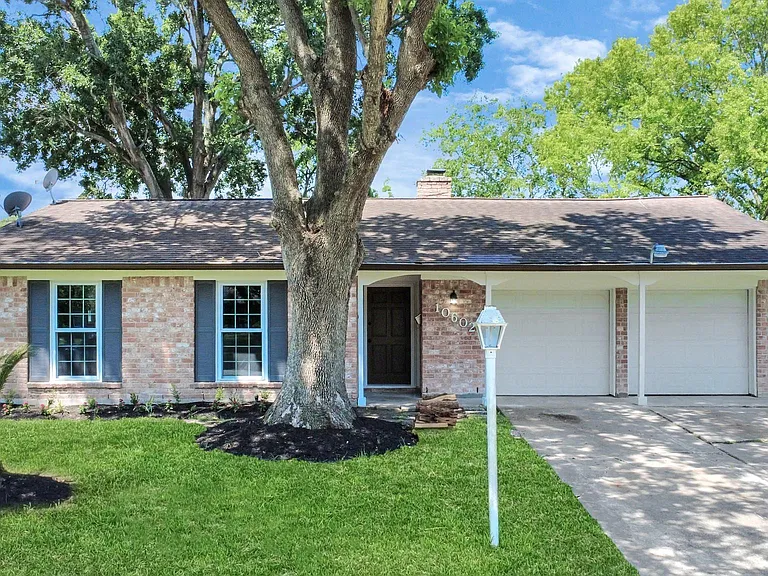 10602 Raydell Dr — Photo 2