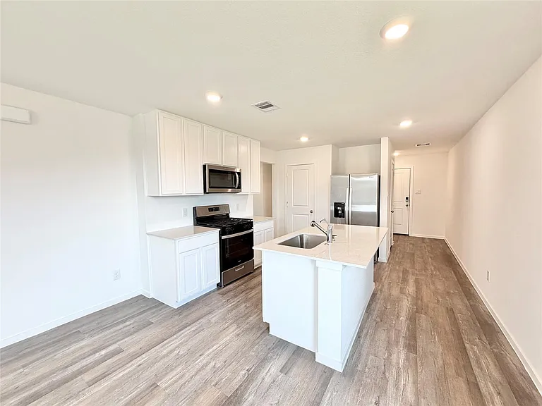 40839 Hawthorne Glades St — Photo 4