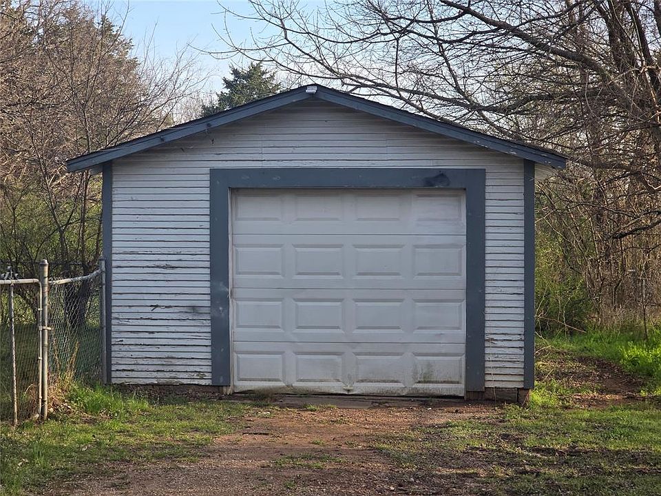 2nd image of 208 E Tennyson Ave