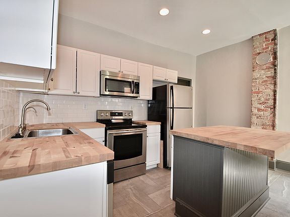 3rd image of 1687 Oak St