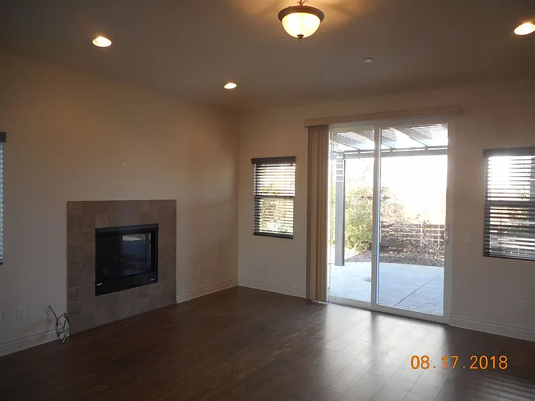 305 Hampton Dr — Photo 7