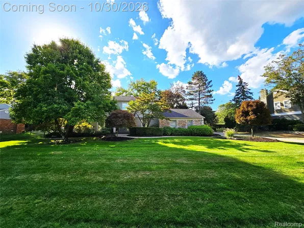 4627 Hedgewood Dr, Bloomfield Hills, MI 48301
