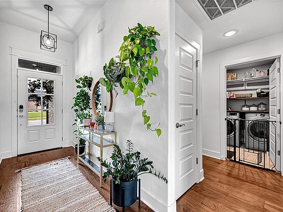 2nd image of 3011 E Calgary Ave