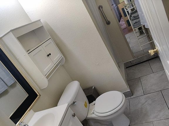 4th image of 811 Georgiana Dr #A