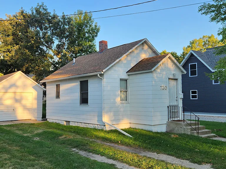 720 Pillsbury Ave — Photo 2