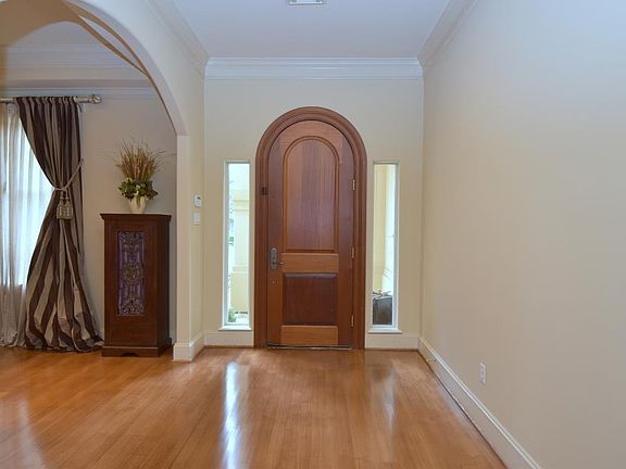 2nd image of 913 Mulberry Ln