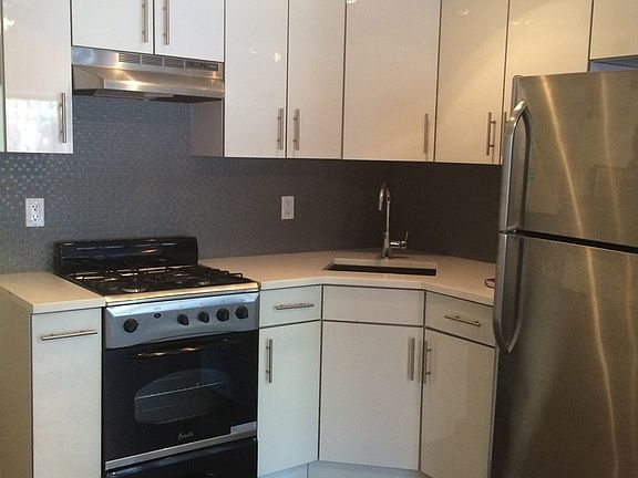3rd image of 364 Bainbridge St #Onea