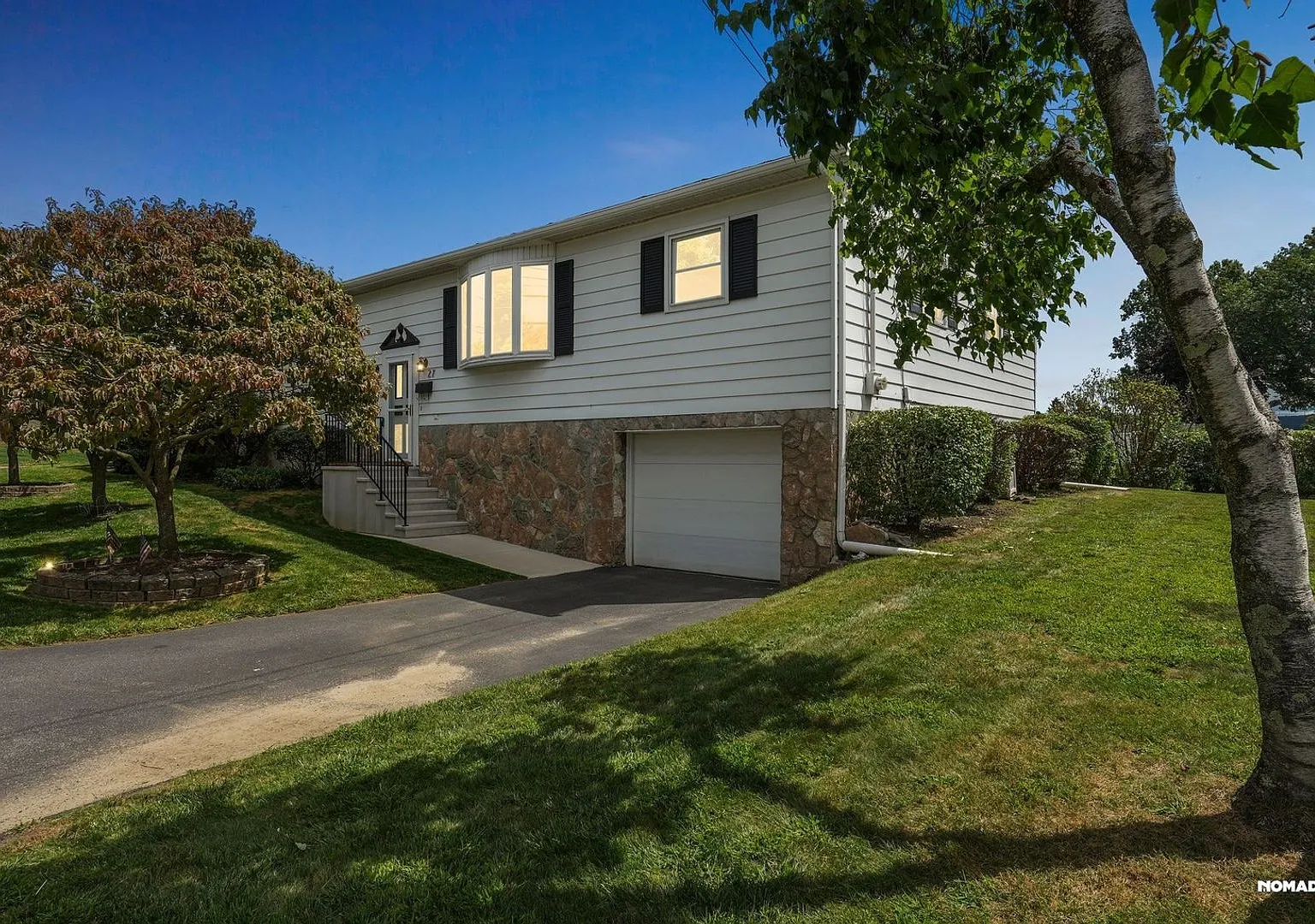 Charming Renovated 2 Bedroom Home in an Upscale area in Hudson, PA — Photo 1