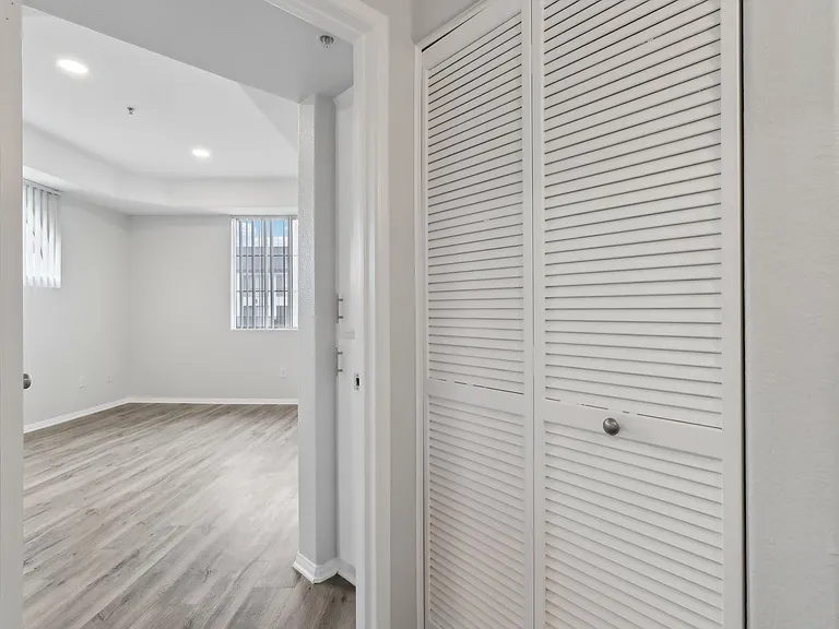 114 North Doheny Drive — Photo 41