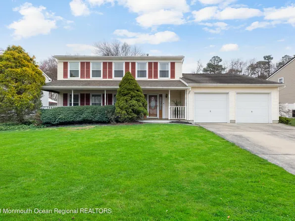 15 Aqueduct Place, Howell, NJ 07731