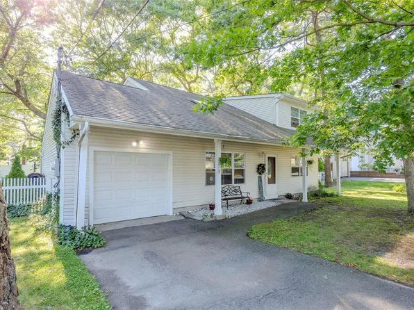 24 Windus Drive, Shirley, NY 11967