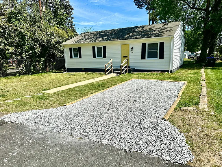 1005 Glenburnie Rd — Photo 2