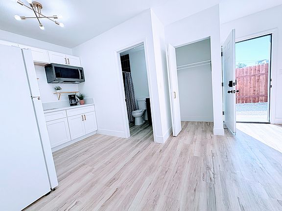 4th image of 908 Canosa Ave
