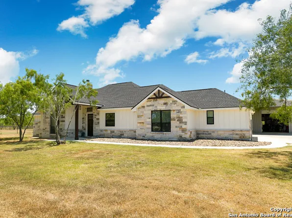 209 Gentle Breeze, Floresville, TX 78114