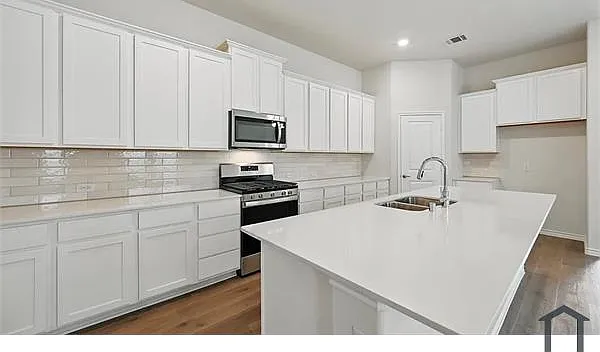 4 bed, 2100 sqft, $3,200 — Photo 3
