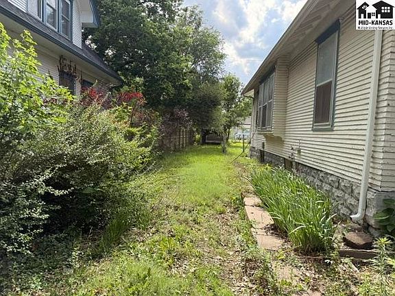 3rd image of 711 N Elm St