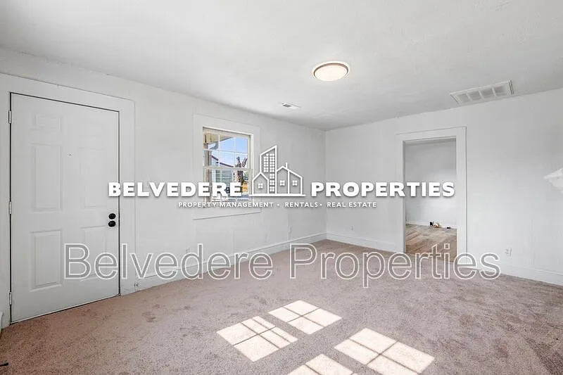 3 bed, 1.0 bath, 976 sqft, $1,200 — Photo 4