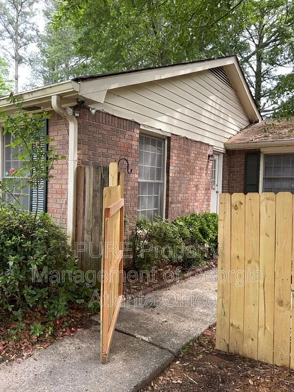 2 bed, 1.0 bath, 928 sqft, $1,155 — Photo 2