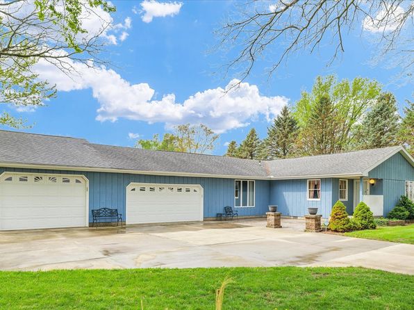 824 W 3rd St, Gilman, IL 60938