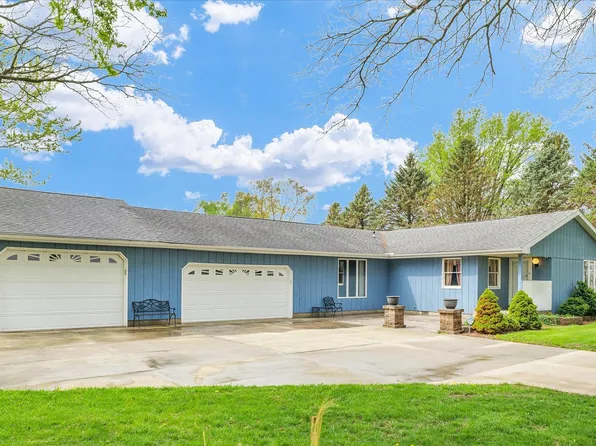 824 W 3rd St, Gilman, IL 60938