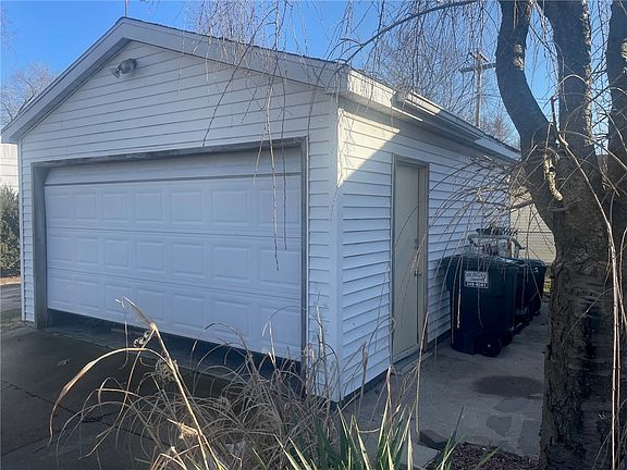 3rd image of 1101 S Lawn Dr