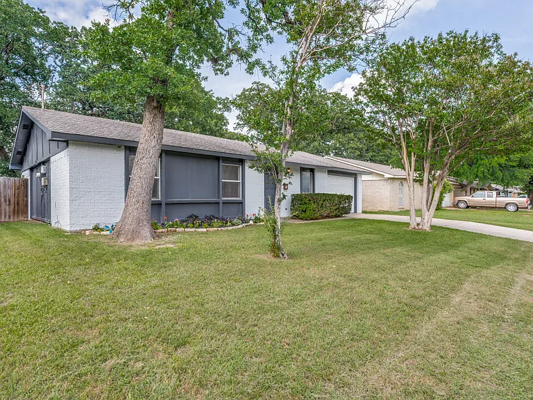 1025 Kingston Dr — Photo 2