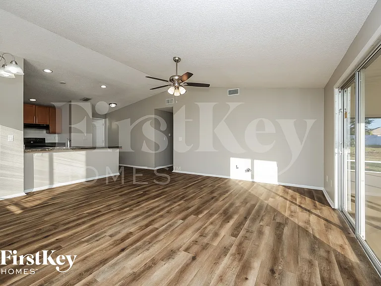 308 SW 13th St — Photo 4